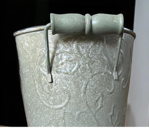 Florero decorativo de aluminio con patrones grabados a mano y diseño suave perfecto para centros de mesa de sala de estar u oficina - Product Image 4