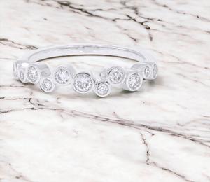 Anillo de boda de burbujas de moissanita cultivadas en laboratorio redondo de 0,44 quilates en oro de 10K/14K/18K y plata de ley - Product Image 1