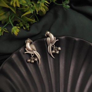 Pendientes de tuerca de loro de plata de alto grado con patrón geométrico de alta calidad, directos del proveedor indio - Product Image 1