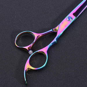 Tijeras de titanio para cortar el pelo, diseño personalizado, borde de hoja elegante, resistente, hechas en paquistaní - Product Image 2