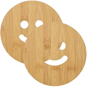 Sous-verres classiques en bois de noyer fabriqués à la main, idéaux pour la protection des surfaces et la présentation élégante des boissons par Tradebyd - Product Image 1