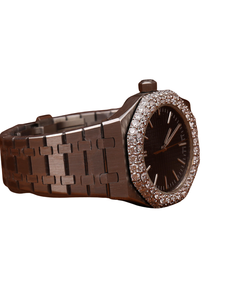 Reloj de Diamantes Personalizado para Hombre, con Esfera Negra Clásica con Fecha, Completamente Cubierto de Diamantes Moissanite Redondos en Oro Blanco - Product Image 2