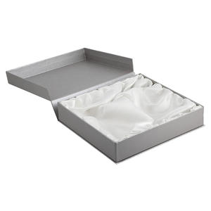 กล่องใส่เครื่องประดับแบบพกพา ทำจากกระดาษคราฟท์แข็ง  เคลือบ UV  ลามิเนตแบบด้าน  บุด้วยฟองน้ำ  ปิดด้วยแม่เหล็ก  ลายนูน  แบบกำหนดเองได้ - Product Image 1