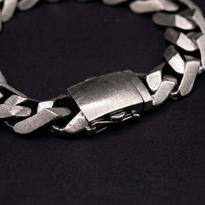 Bracelet de luxe en maille cubaine plate épaisse, brossé avec des bords biseautés argentés, chaîne entrelacée, fermoir boîte - Product Image 4