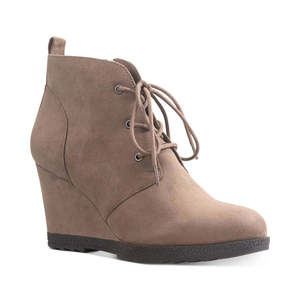 Botas Chelsea Kiraa para Mujer de Sun + Stone, Diseño de Tobillo Alto y Deslizable, Plantilla de Madera, Transpirables y Elegantes para Otoño e Invierno - Product Image 1