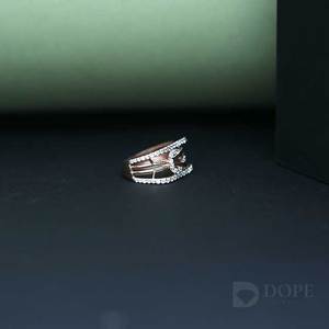 แหวนดีไซน์เนอร์สุดฮิตสำหรับทุกเพศ ทองคำแท้ 18KT รับรองโดย IGI แหวนเพชรโมอิสซาไนต์สั่งทำพิเศษ ดีไซน์ทันสมัย โดดเด่น เหมาะสำหรับเป็นแหวนหมั้น - Product Image 4