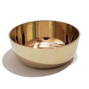 Comporte un bol fabriqué à partir d'un métal probablement réfléchissant brillant avec une couleur or - Product Image 1