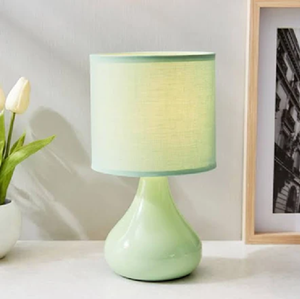 Lampe de table en forme de larme vert doux pour une table de chevet élégante. Moderne et disponible à des prix de gros. - Product Image 1