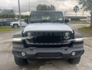 SUV Todoterreno 4x4 2025, SUV Automático Usado, Disponible con Volante a la Izquierda/Derecha, Interior de Cuero de Lujo - Product Image 2