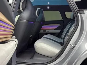 NEAT 2025, E5 100 kWh, faible kilométrage, transmission automatique, toit ouvrant panoramique, éclairage LED, feux diurnes LED - Product Image 6