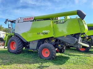 Moissonneuse-batteuse agricole CLAAS Lexion 650 avec tête de coupe verte pour l'agriculture en champ - Product Image 1