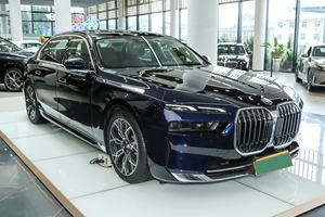 Sedán de Lujo de Alta Gama con Rines de Aleación R20, Motor Turboalimentado, Transmisión Automática, Paquete Premium, Color Oscuro, Alemania - Product Image 3