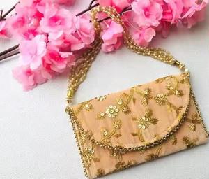 Sacs à bandoulière en velours traditionnels indiens avec travail de broderie Sacs cadeaux faits à la main pour mariages, fêtes et festivals - Product Image 5