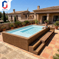 Piscine de style bohème de luxe avec canapé tressé, équipement complet, terrasse extérieure, piscine