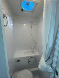 รถกระบะป๊อปอัพแคมป์เปอร์ 4x4 ขนาด 8 ฟุต พร้อมหลังคาป๊อปอัพแบบสไลด์ในตัว พร้อมห้องอาบน้ำ สำหรับการเดินทางแบบโอเวอร์แลนด์ ขายในสหรัฐอเมริกา/ยุโรป - Product Image 4