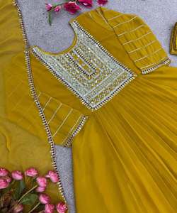 Attrayant Net Casual Wear Top Pant Dupatta Ensemble avec Élégante Broderie Florale Designer Chinon Robe Formelle avec Moderne - Product Image 5