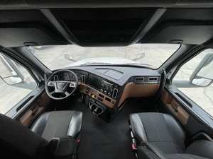 Camión Semirremolque Cascadia Sleeper USADO 2025 de Calidad Superior en Venta - Detroit 505HP Listo para Exportar a Todo el Mundo - Product Image 2