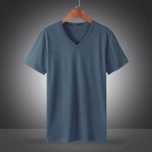 Camiseta de cuello en V para hombre, hecha de algodón suave con un ajuste limpio, perfecta para uso casual y diario. - Product Image 2