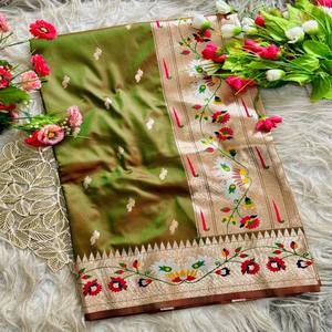 Sari de Seda Paithani VASTRA COTTAGE con Pallu Dorado, Diseños Florales Meenakari, Motivos de Pavo Real y Borde Tradicional con Zari - Product Image 4