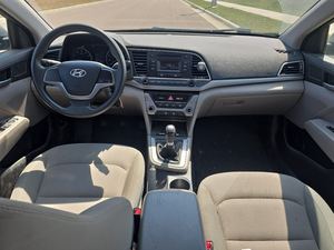 2017 Hyun-dai Elantra SE SUV FWD boîte de vitesses automatique sièges en cuir caméra arrière toit en alliage d'aluminium R17 gaz Options électriques 4L - Product Image 3