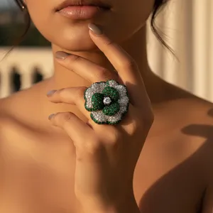 Bague de cocktail pour femme avec fleur et zircon cubique vert serti pavé, en acier inoxydable, style glamour, bijou cadeau - Product Image 1