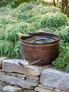 Soportes de metal resistentes para mangueras de jardín, diseñados para mangueras gruesas, que ofrecen opciones de almacenamiento en exteriores sin desorden. - Product Image 2