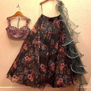 Couleur verte brodée attrayante Party Wear Organza Lehenga choli a une coupe régulière et est fabriqué à partir de tissus de haute qualité - Product Image 1