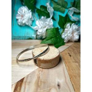Brazalete de Plata de Ley Hecho a Mano por los Navajo, Joyería Cultural Coleccionable - Product Image 3