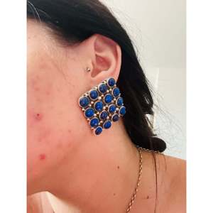 Boucles d'oreilles pendantes en grappe, faites à la main par des Navajo, en lapis-lazuli et argent sterling, objet culturel de collection - Product Image 2
