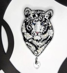 พวงกุญแจโลหะผสมรูปดอกไม้ประดับลูกปัด ปักลายสำหรับผู้หญิง แฟชั่น ที่ห้อยแก้วไวน์  ตกแต่งกระเป๋า  ลายนูน กันน้ำ ทนทาน - Product Image 2