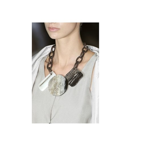Collier ethnique pendentif en corne de buffle naturel avec cordon en cuir pour produit de Offre Spéciale fait à la main avec vente par artisanat de luxe - Product Image 2