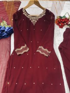 Estilo moderno Nayra Cut Kurta con Secuencia de bordado pesado Tela de rayón Farshi Salwar Kameez para mujeres para fiestas - Product Image 3