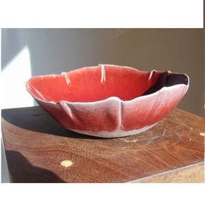 Tazón de resina duradero con acabado brillante y colores vivos diseñado para combinar con temáticas interiores de lujo y accesorios modernos. - Product Image 4