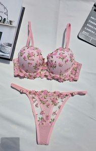 Ensemble soutien-gorge push-up à armatures brodé floral romantique avec culotte string à couvrance totale pour femme, couleur rouge, fabriqué en Turquie - Product Image 4
