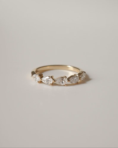 Anillo de Bodas Atemporal de Oro Sólido de 14K con Diamante de Laboratorio de Corte Pera de 0.50 Quilates con Certificación SGL - Product Image 2