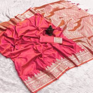 ผ้าไหมบาแนรัสแท้ VASTRA COTTAGE พร้อมลายปักด้วยด้ายซารีทั่วผืน ดีไซน์หรูหราด้วยพัลลูที่สวยงาม และเสื้อไหมเนื้อนุ่มเข้าชุดกัน - Product Image 6