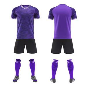 Ensemble d'uniformes de football respirants imprimés personnalisés pour adultes, y compris des shorts d'entraînement à logo incisé, personnalisés - Product Image 3