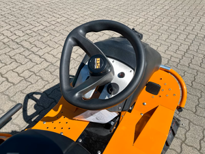 Cortadora de Césped Comercial 900 Enduro, Tractor Cortacésped Hidrostático con Caja Recolectora de 200L para Huertos, Caminos y Grandes Propiedades - Product Image 1