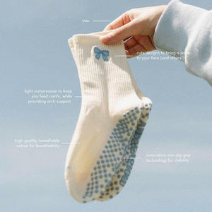 Calcetines Antideslizantes de Algodón Suave, Ajuste Cómodo, Detalle de Lazo Bonito, Transpirables, Cómodos para Uso Diario, Yoga, Pilates, Estilo Moderno y Minimalista - Product Image 1