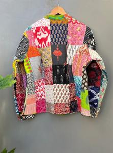 Chaqueta de retales hecha a mano, chaqueta acolchada de algodón, chaqueta acolchada, chaqueta de invierno, abrigo corto, regalo para ella, chaqueta reversible - Product Image 4