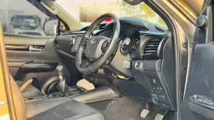 Nuovissima Toyota Hilux 2019 Modificata per Fuoristrada - Barra Sportiva sul Tetto - Bull Bar - 2.8L 5 Posti Diesel Trasmissione Manuale Guida a Destra - Product Image 3