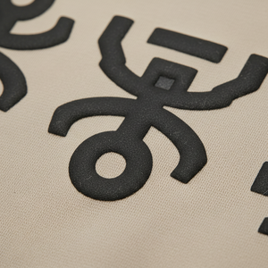 Sudadera con Capucha Heritage, Sudadera Prémium para Hombre, Ropa Urbana de Diseñador, Estilo Viral, Estampado Grueso, Prenda Cultural - Product Image 4