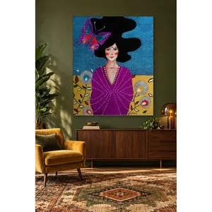 Impression sur toile Fida d'une femme en robe violette avec un papillon dans les cheveux - Product Image 2