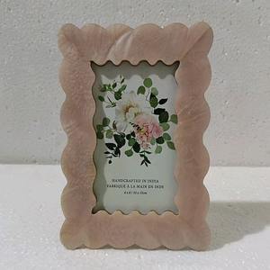 Cadre photo moderne en résine au meilleur prix avec incrustation de fleurs en os, taille et couleur personnalisées pour présenter vos souvenirs préférés, Inde - Product Image 4