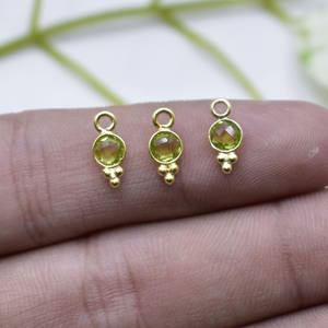 Pendentif en quartz péridot serti, fait à la main, plaqué or, petit charme rond facetté, cadeau pour l'amour, vendu à l'unité - Product Image 5