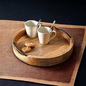 Plateau de service rond en bois avec poignées en métal pour café, thé et collations plateau en bois naturel artisanal plateau de cuisine décoratif - Product Image 4