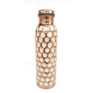 Bouteille d'eau classique en cuivre émaillé blanc avec logo personnalisé pour les bienfaits ayurvédiques, étanche, écologique et au design durable - Product Image 1