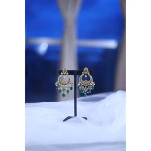 Magnifiques boucles d'oreilles Chandbali en or 18 carats, taille émeraude, bijoux de mariage avec motif en forme de lune et serti clos - Product Image 2