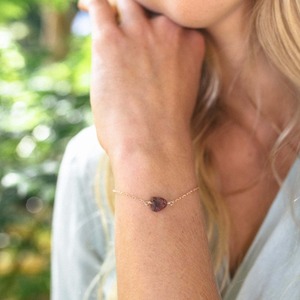 Bracelet Rubis Brut en Argent Sterling 925 Chaîne Enveloppée de Fil Bijoux de Pierre de Naissance de Juillet pour Femme, Design Minimaliste - Product Image 4