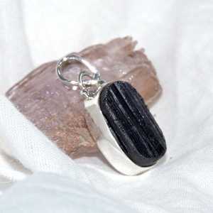 Pendentif en pierres précieuses de tourmaline noire naturelle Bijoux en argent sterling Collier en cristal brut Cadeau pour elle - Product Image 5